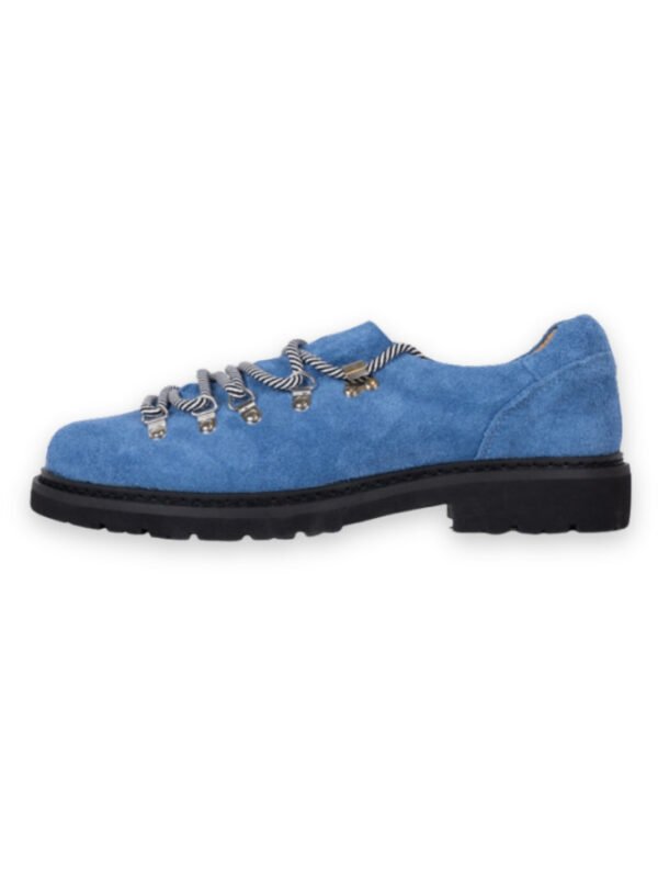 Scarpe Derby Dolveio in suede azzurro chiaro con lacci a righe nere e bianche e suola in gomma antiscivolo