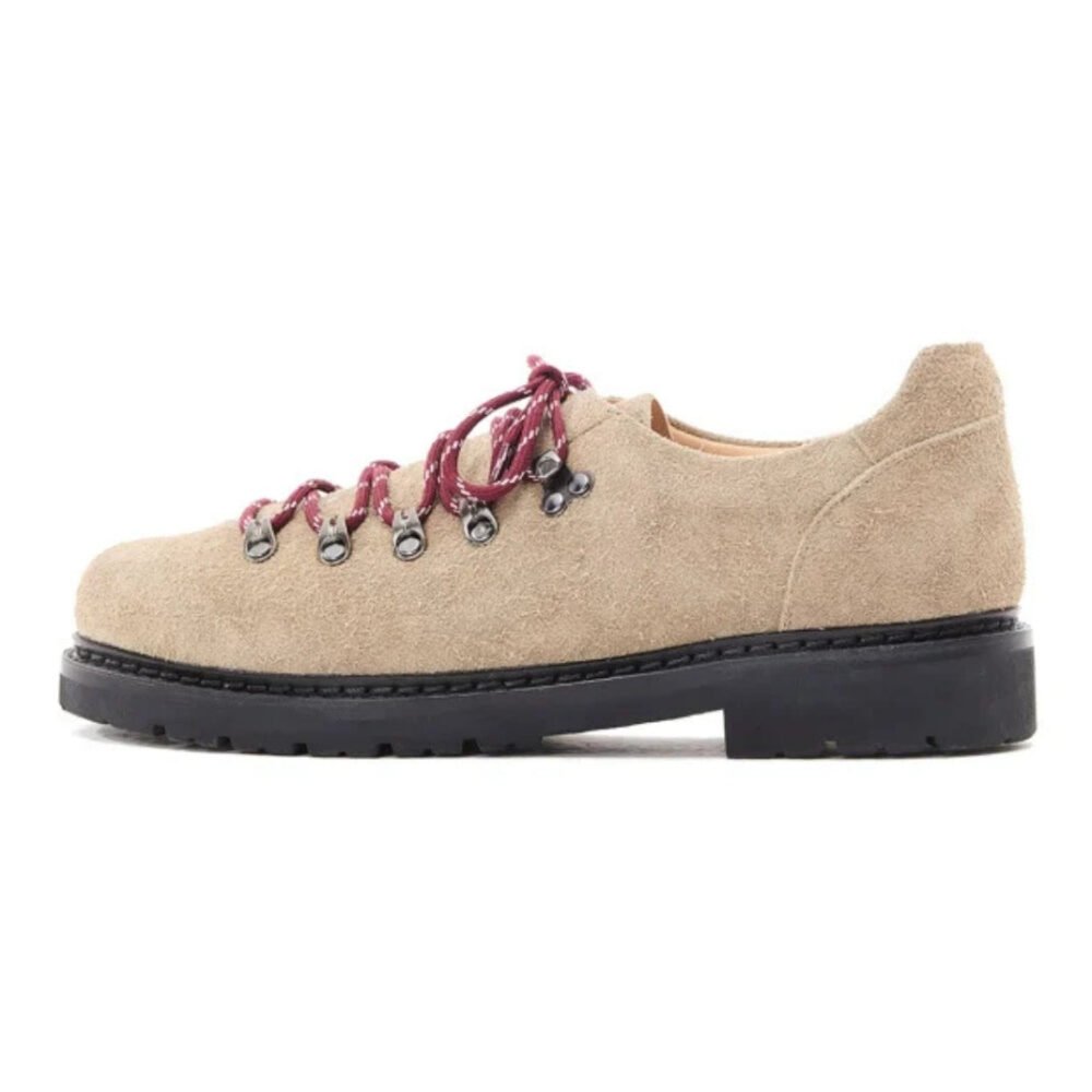 Scarpe Derby Dolveio in suede color crema con lacci rosso scuro e suola in gomma antiscivolo