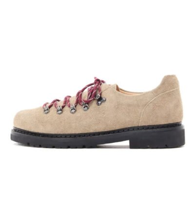 Scarpe Derby Dolveio in suede color crema con lacci rosso scuro e suola in gomma antiscivolo