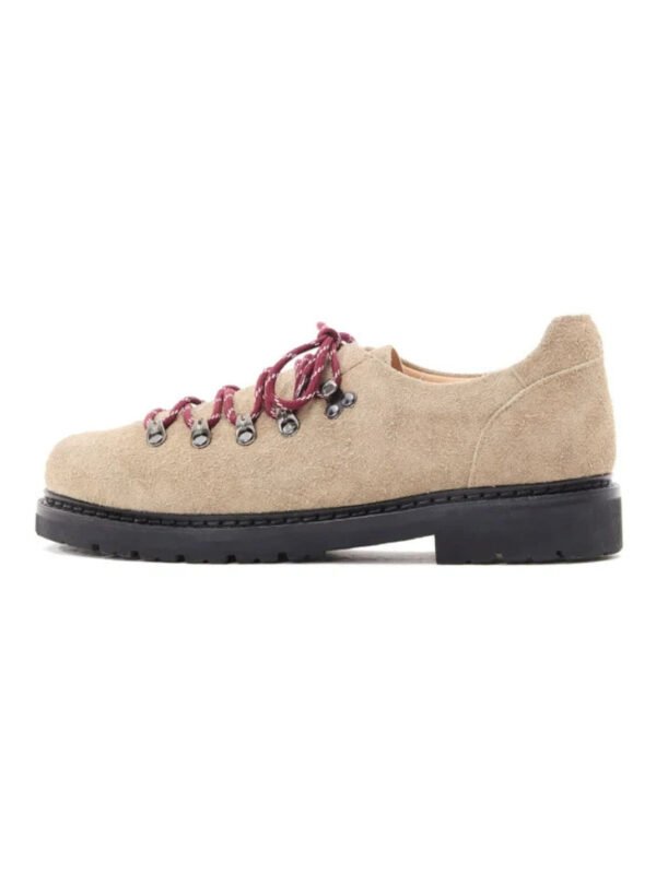Scarpe Derby Dolveio in suede color crema con lacci rosso scuro e suola in gomma antiscivolo