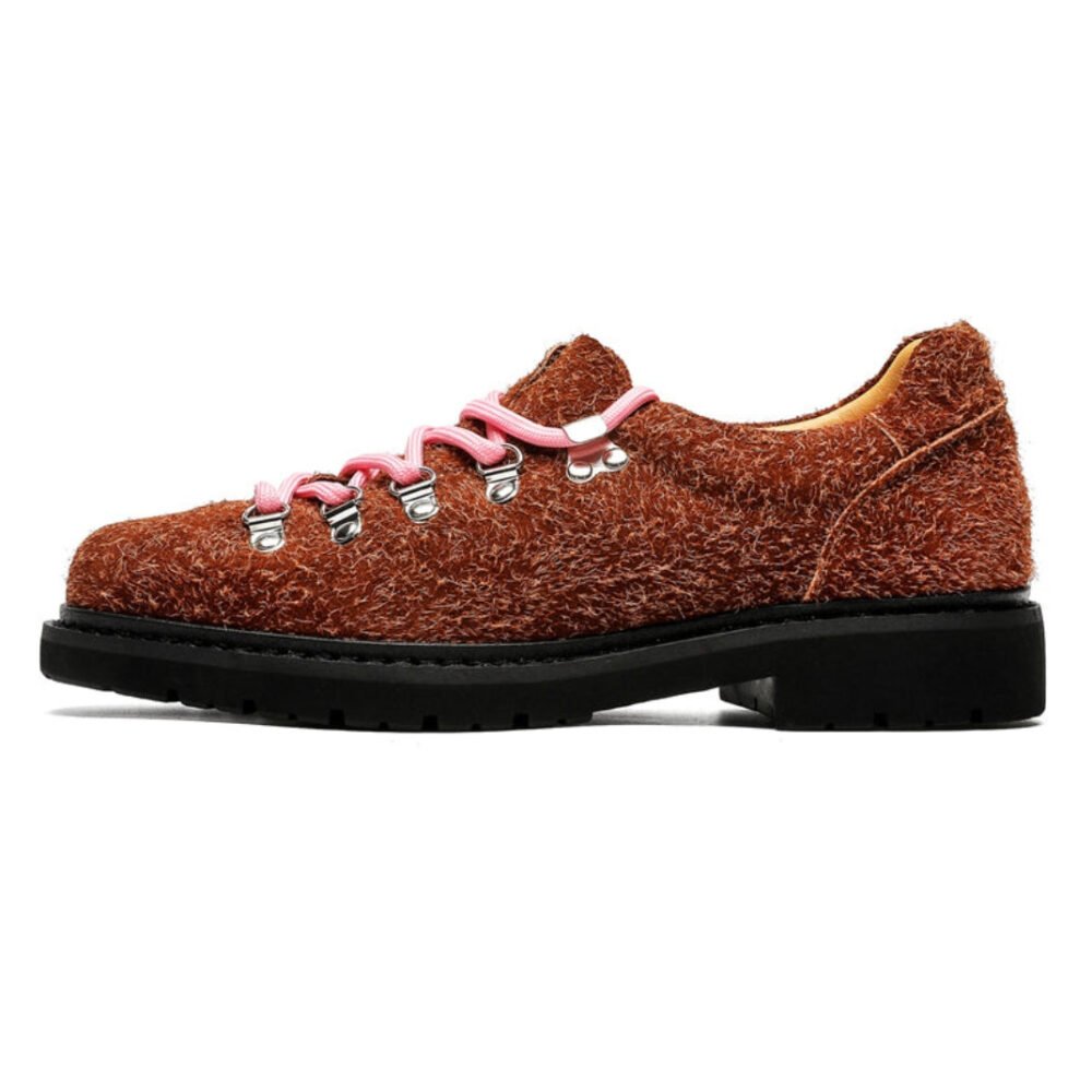 Scarpe Derby Dolveio in suede marrone con lacci rosa e suola in gomma antiscivolo