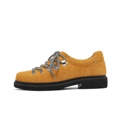 Scarpe Derby Dolevio in pelle scamosciata gialla con lacci a righe bianco e nero e suola antiscivolo