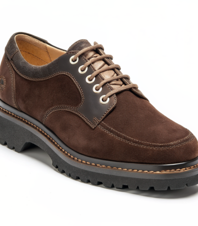 Scarpe Derby Dolevio marrone scuro in camoscio con suola in gomma antiscivolo, vista tre quarti