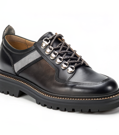 Scarpe Derby Dolevio nero in pelle liscia con suola in gomma antiscivolo, vista tre quarti