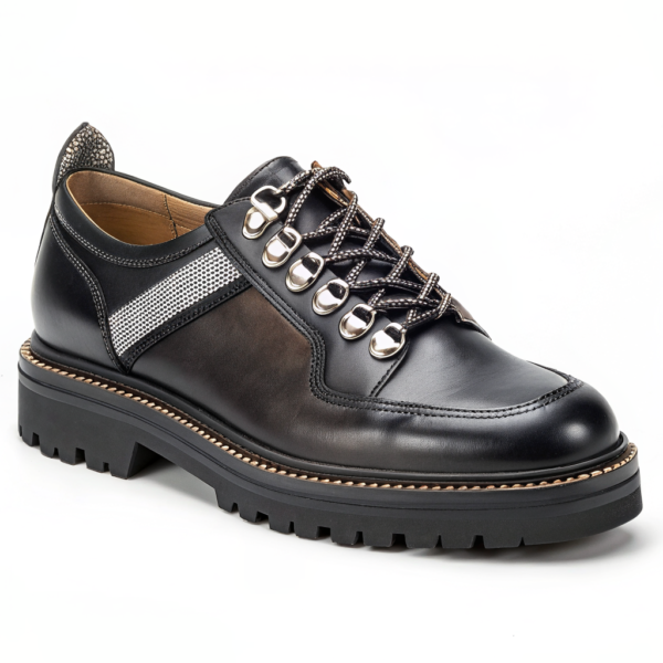 Scarpe Derby Dolevio nero in pelle liscia con suola in gomma antiscivolo, vista tre quarti